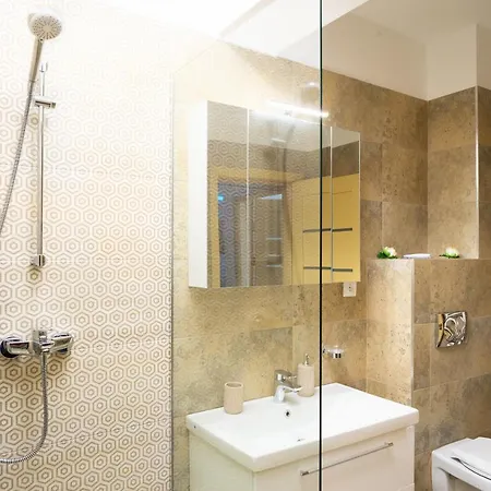 Ayan Moonlight Mamaia